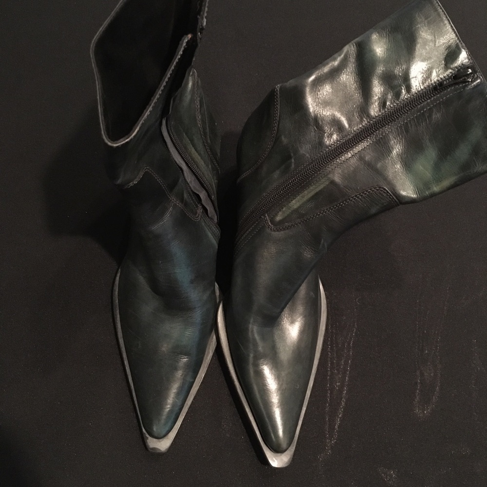 Boots - Picture 3 of 3